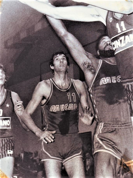 Filippo Crippa con il compagno Clyde Mayes nell'amichevole dell'inaugurazione del Pala Basletta di Vigevano nel 1977 contro il Cinzano di Lars Hansen e Renzo Vecchiato. MDB-MI ringrazia per la foto Stefano 'Aiace' Albanese